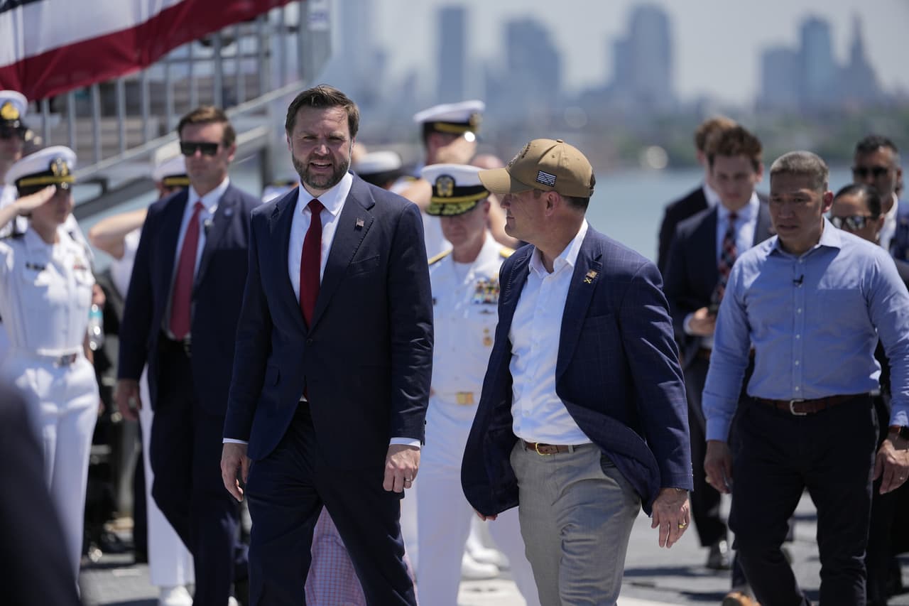 El vicepresidente JD Vance, al centro a la izquierda, camina por la cubierta de vuelo del USS Kearsarge (LHD-3) en el puerto de Nueva York durante la Revista Naval Internacional en honor al 250.º aniversario de Estados Unidos, sábado 4 de julio de 2026, en Nueva York. (Foto AP/Frank Franklin II)