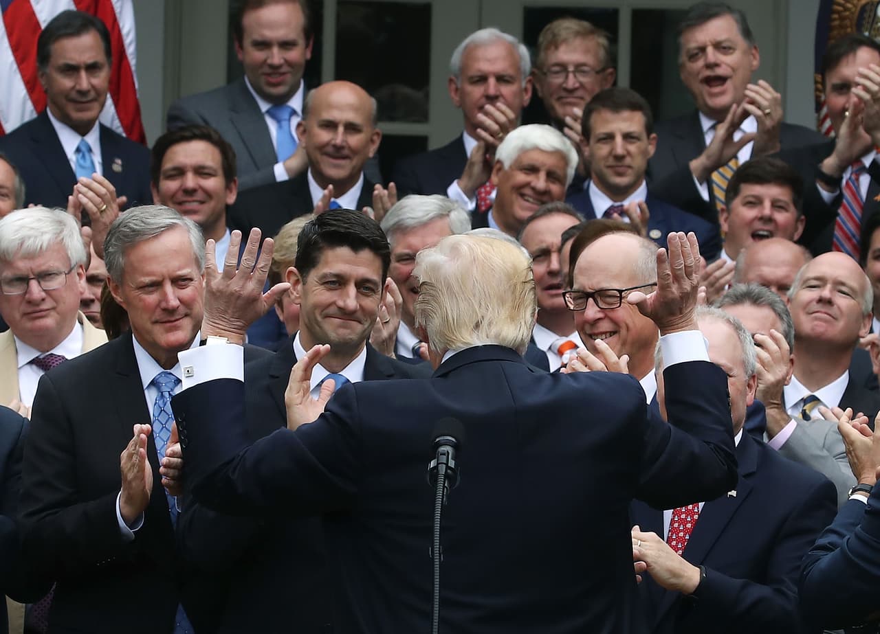Los representantes —todos hombres en esta imagen— celebraron la aprobación del proyecto de ley, que aún no entra en vigencia y que dejaría a millones de personas sin seguro de salud.