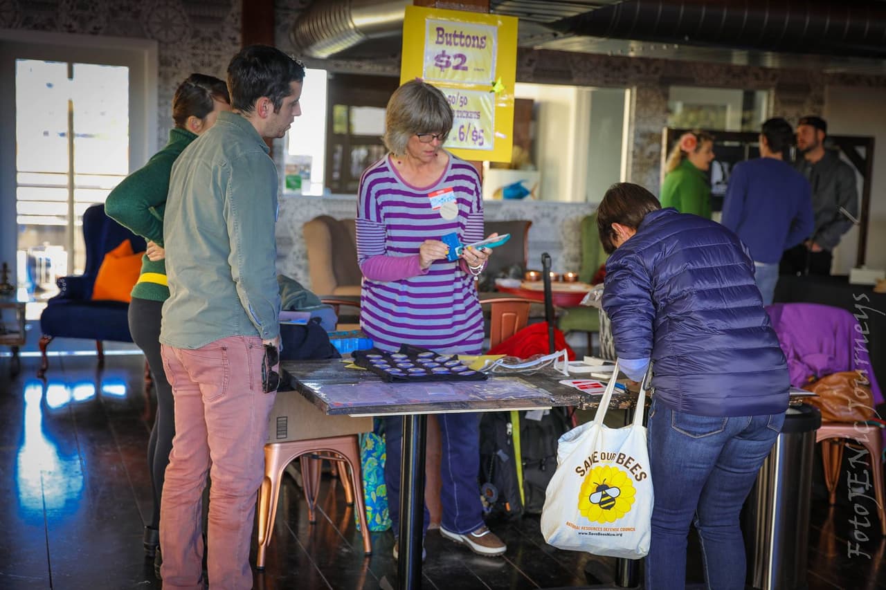 Un grupo de personas del condado de Pinellas en Florida, recaudan fondos en St. Petersburg para su viaje a la marcha de Washington DC. “Queremos un mundo donde todos sean tratados con respeto. Nuestra solidaridad ayudará a hacer de este país un lugar mejor para todos”, comentó Laurie Stalter Morris, una de las activistas.
<br>