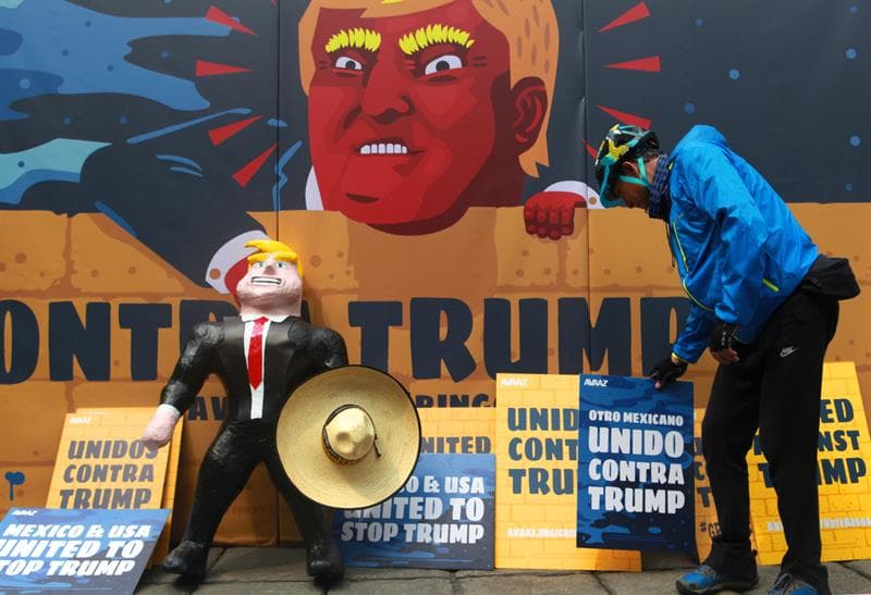 Un grupo de jóvenes en una manifestación de repudio en contra de Donald Trump.