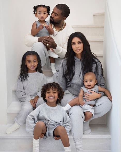 Ser
<b><a href="https://www.univision.com/famosos/kim-kardashian-explica-por-que-ya-no-quiere-tener-mas-hijos-con-kanye-west-fotos" target="_blank">madre de cuatro hijos </a></b>conlleva algunos aspectos no tan divertidos como los accidentes a los que pueden estar sujetos. Eso lo sabe muy bien la empresaria
<b><a href="https://www.univision.com/famosos/sin-permiso-la-hija-mayor-de-kim-kardashian-agarro-el-celular-de-su-mama-y-envio-estos-videos-a-sus-contactos-video" target="_blank">Kim Kardashian.</a></b>