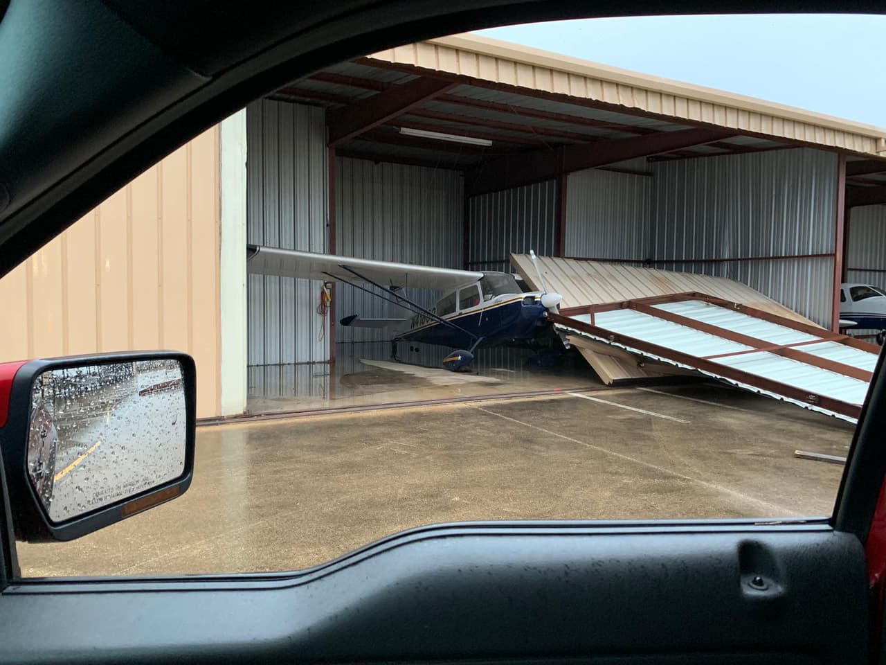 La puerta de esta estructura se fue abajo ante la fuerza del viento de tormenta.