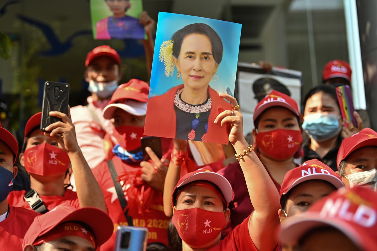 En Bangkok, ciudadanos de Myanmar protestan y levantan retratos de la consejera de Estado y premio Nobel de la Paz, Aung San Suu Kyi.