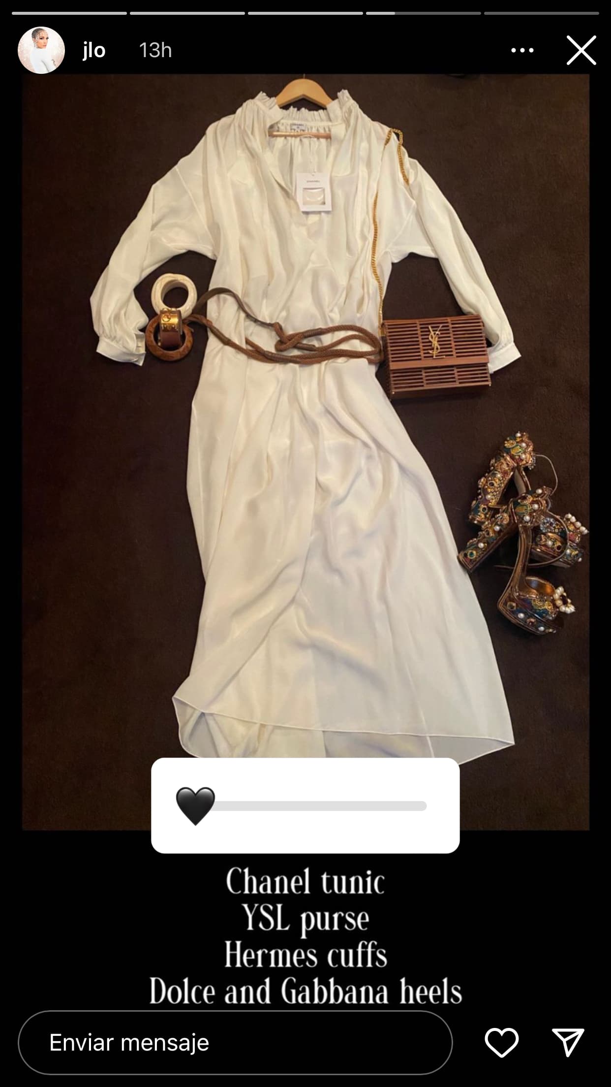 El tercero fue otro en tendencia: vestido blanco de Chanel, pulseras Hermes, bolso de YSL y sandalias de Dolce y Gabbana.
<br>