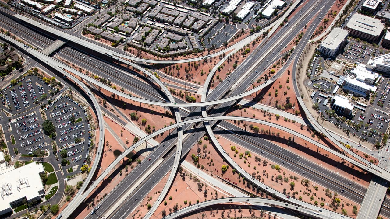 <h3 class="cms-H3-H3">13. Phoenix, Arizona</h3>
<br>Sus envidiables temperaturas y su clima asoleado durante todo el año hacen inexplicable que los choferes de la capital del estado de Arizona sean en promedio 
<b>4.82% más agresivos</b> que el conductor promedio de Estados Unidos.