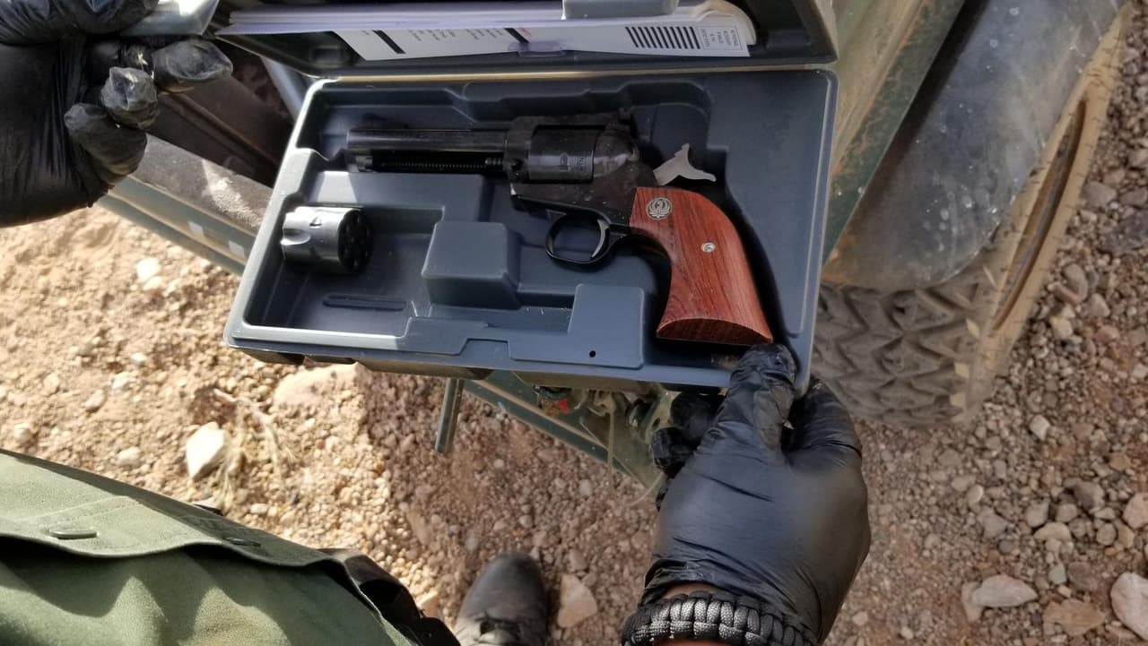 En medio del desierto, cerca de Tres Puntas, los agentes de Tucson encontraron un UTV. El conductor, un ciudadano mexicano, había robado el UTV y sus efectos, incluido un revolver. El caso fue transferido al sheriff del condado Pima.