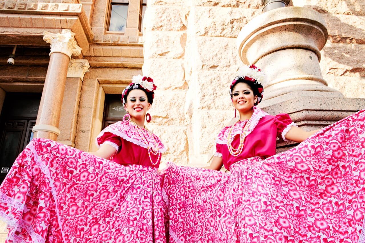 El equipo de Univision dio El Grito con mariachi y grandes espectáculos desde el Capitolio de Texas.