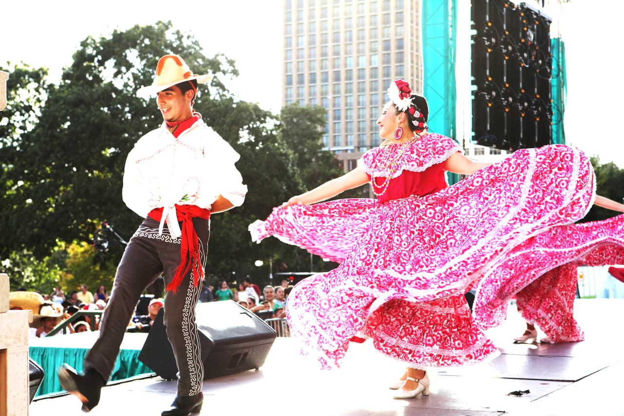 El equipo de Univision dio El Grito con mariachi y grandes espectáculos desde el Capitolio de Texas.