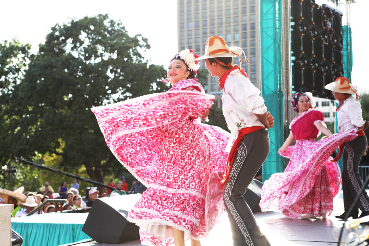 El equipo de Univision dio El Grito con mariachi y grandes espectáculos desde el Capitolio de Texas.