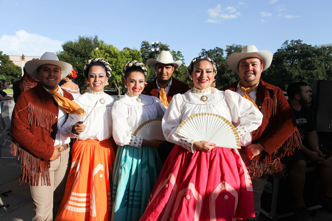 El equipo de Univision dio El Grito con mariachi y grandes espectáculos desde el Capitolio de Texas.
