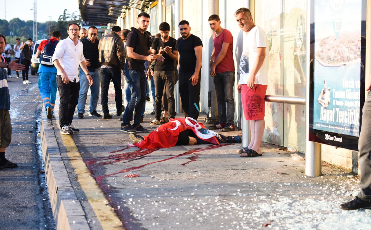 Miles de turcos salieron a la calle durante la noche del viernes para hacer frente a las tropas que intentaban tomar el país, tras un llamado de miembros del gobierno a defender la democracia. La intentona dejó al menos 190 muertos y 1,150 heridos.