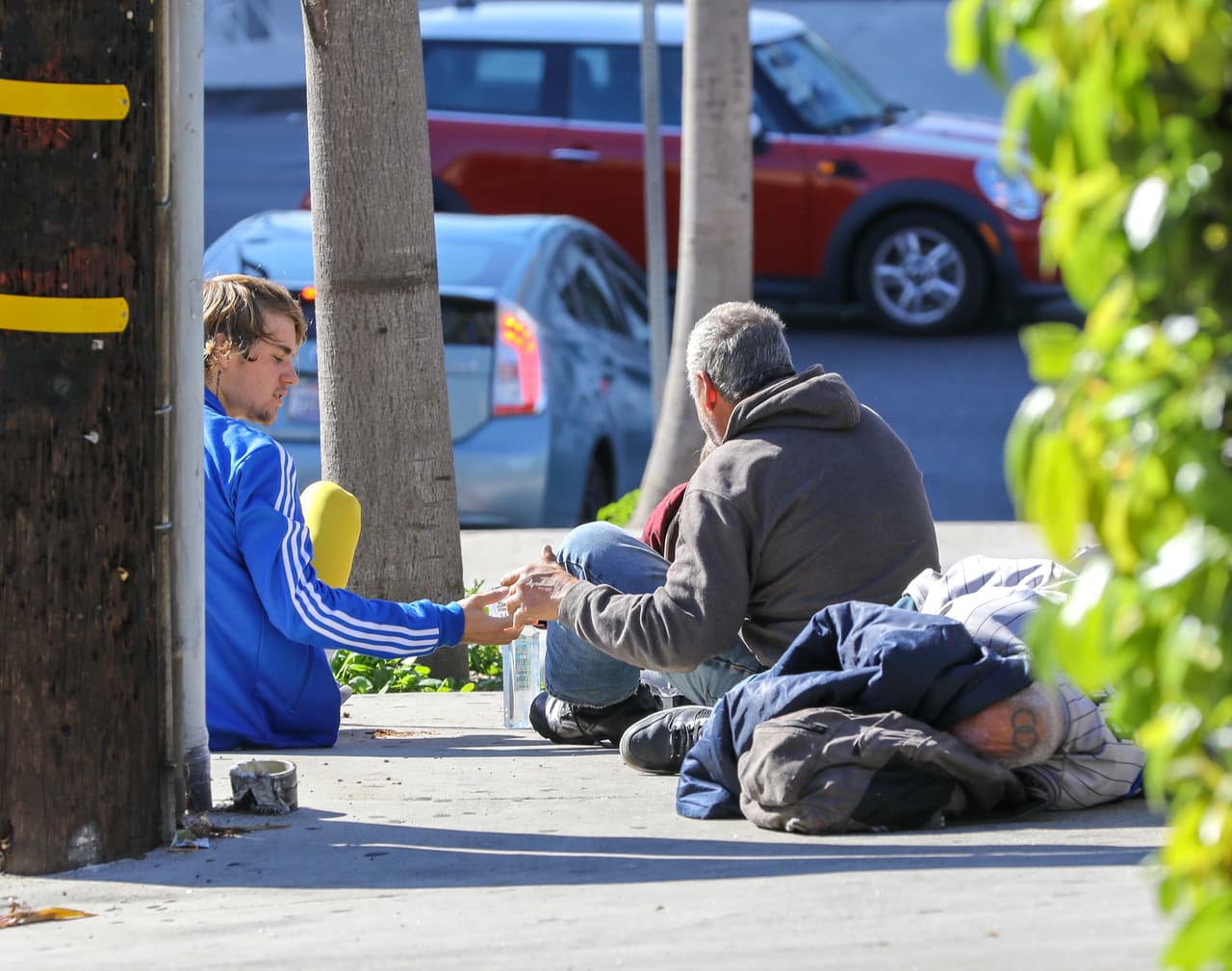 Un gesto solidario del cantante Justin Bieber dejó a muchos asombrados el miércoles pasado, cuando se detuvo en una calle de Los Ángeles para ofrecer algo de tomar a un trío de personas sin hogar.