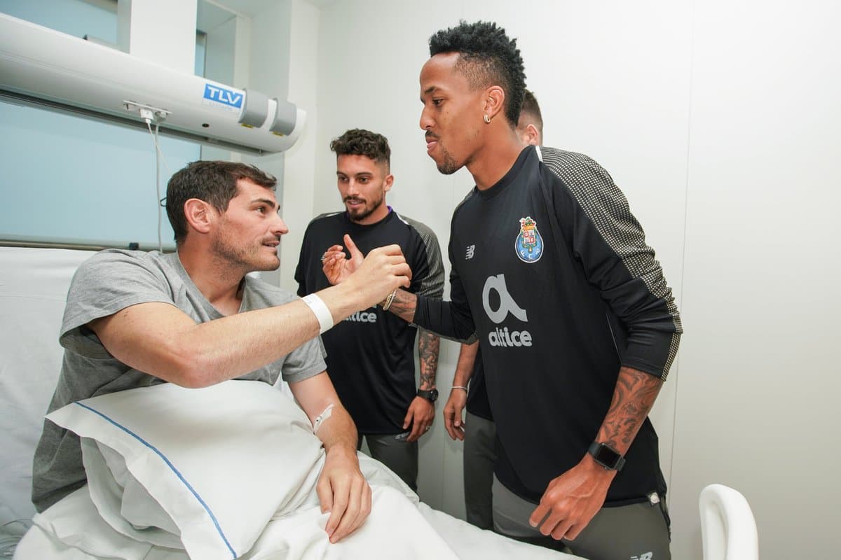 Aunque se especula que Iker Casillas no podría volver al fútbol activo, cuenta con el apoyo de todos sus compañeros.