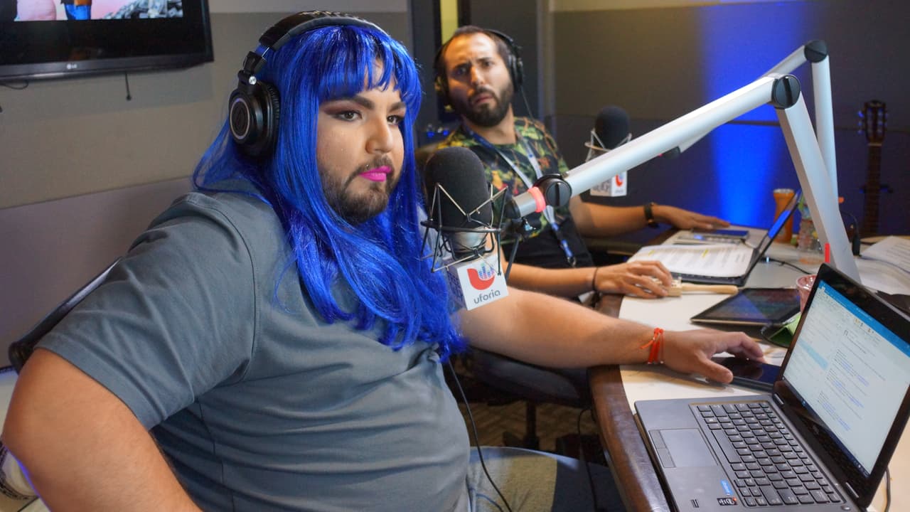 El Tambochi pago la apuesta contra El Compa Ivan cambiando de 'look' por un día.