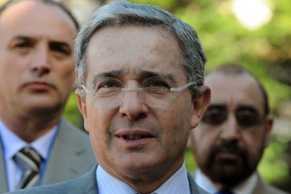 El expresidente Álvaro Uribe en su cuenta @AlvaroUribeVel tiene el 46% se seguidores reales, un total de 1,677,876 reales y 2,001,676 falsos.