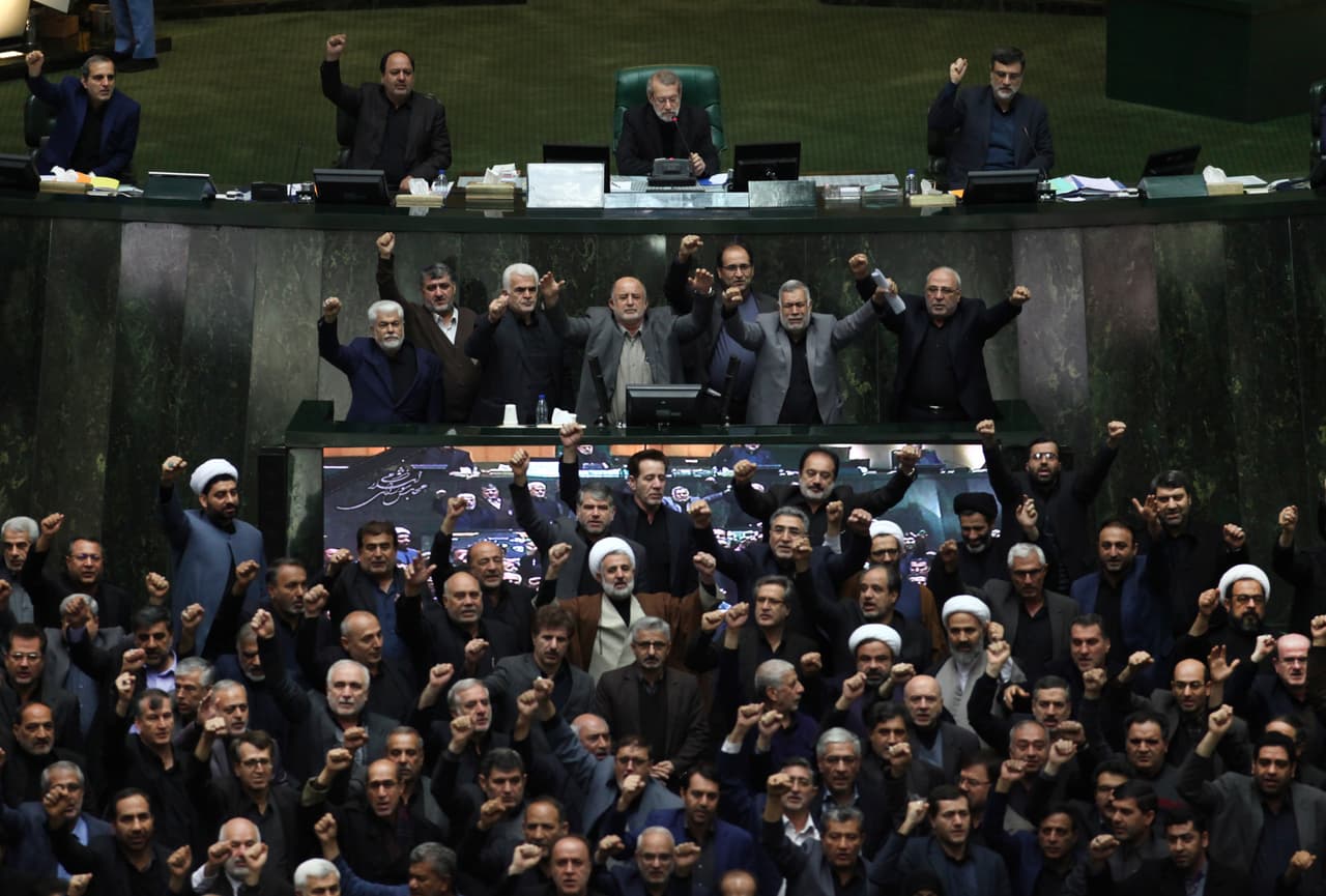 Legisladores iraníes gritaron consignas contra Estados Unidos e Israel en la ceremonia fúnebre del general Soleimani, al comienzo de una sesión parlamentaria.