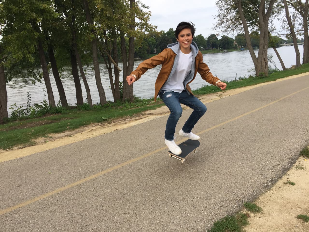 Si en La Banda hubiera un reto de deportes extremos, Edward sería el ganador absoluto.