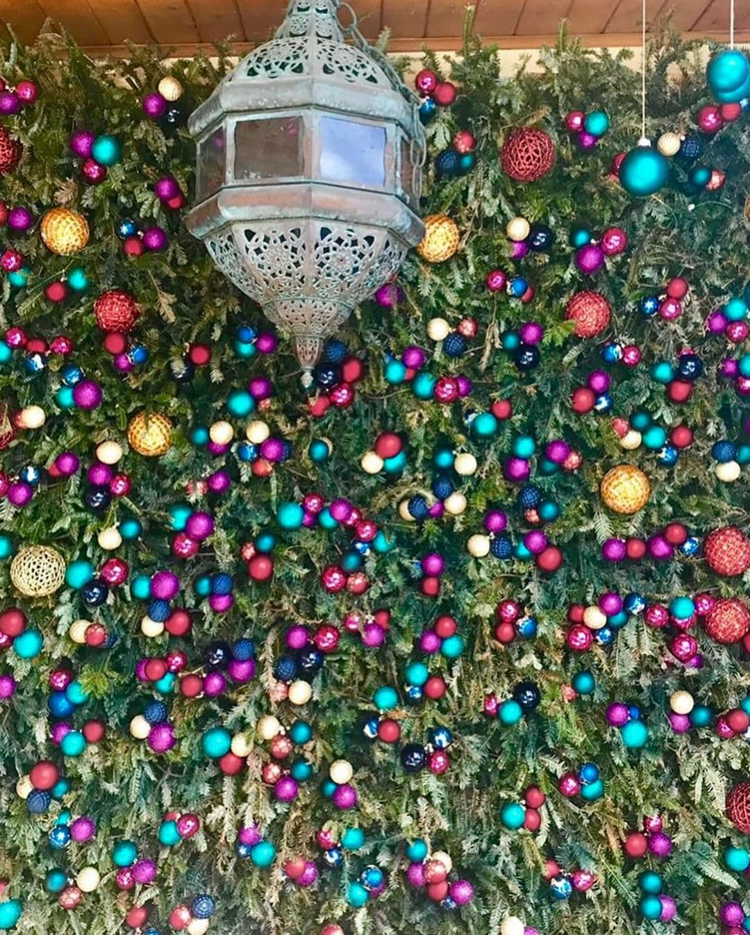 En los espacios interiores de su hogar decidió la sobriedad, mientras que en el exterior se inclinó por lo colorido. Estamos seguros que este será un espectacular fondo para sus fotos navideñas con sus familia.