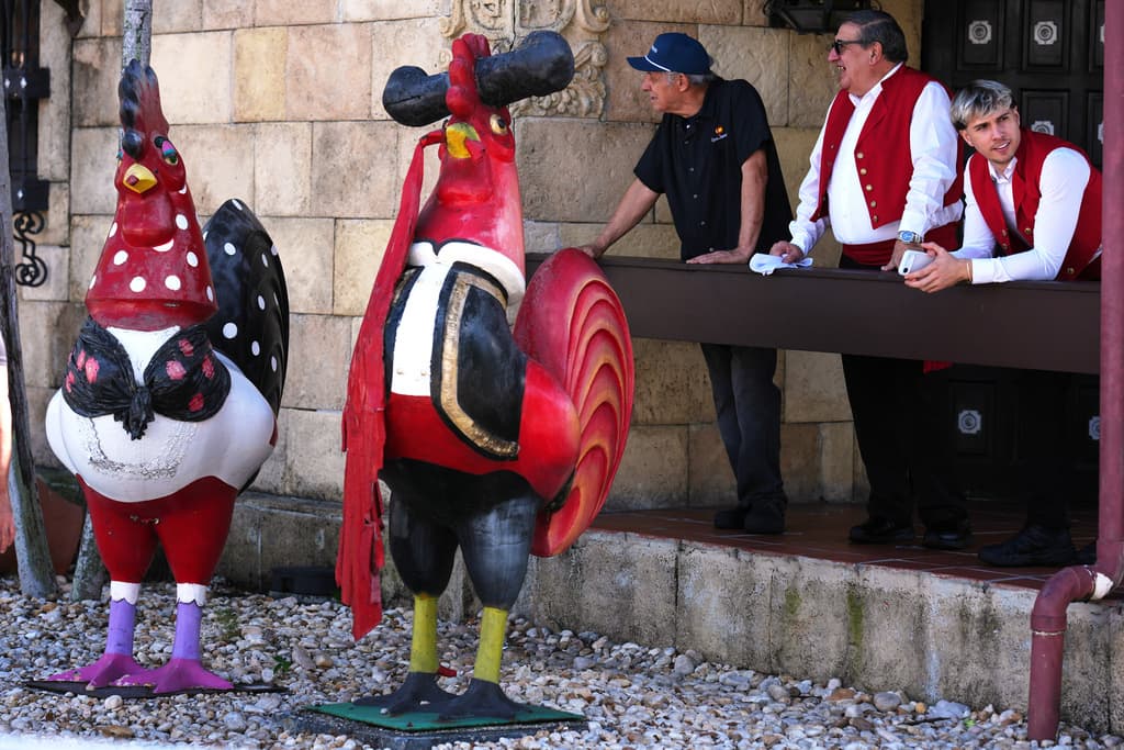 Un empleado del restaurant Casa Juancho observa el Desfile de los Reyes Magos.