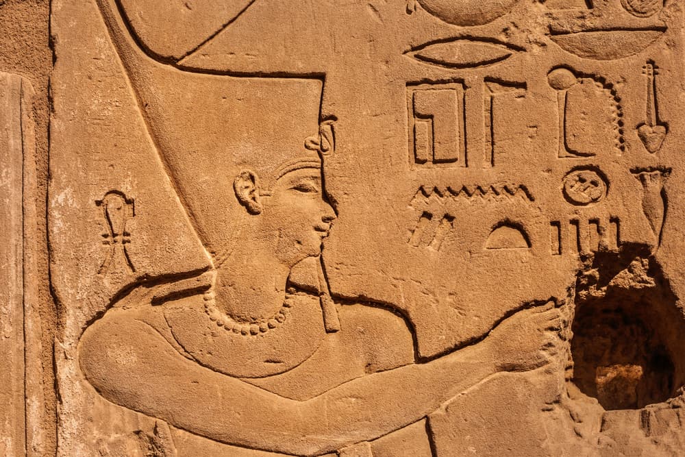 <b>Ptah (16 de abril a 15 de mayo)</b>
<br>Dios de la construcción y gran mago. Los nativos de este signo del horóscopo egipcio son pacientes y perseverantes, dotados para el arte y muy creativos, pero a veces muy exigentes y perfeccionistas. Era el más grande de los dioses de Menfis y personificaba al Sol naciente. Es símbolo de fertilidad.