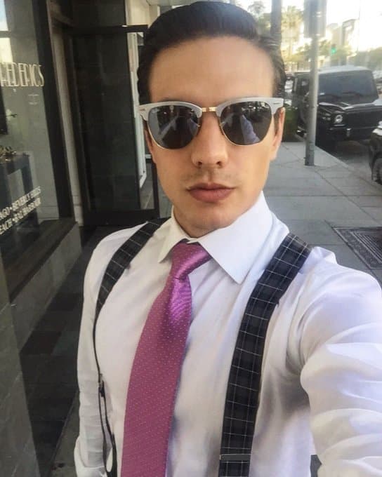 <b><a href="http://www.univision.com/temas/vadhir-derbez">Vadhir</a></b> también participó en la telenovela 'De pocas, pocas pulgas', así como en la serie de televisión 'Vecinos', siendo ésta su participación más importante en la televisión mexicana.