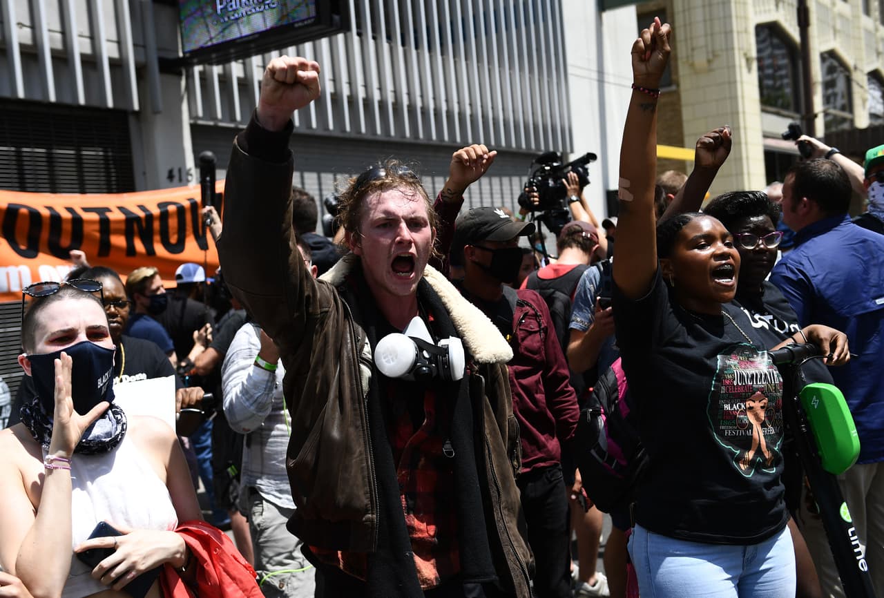 Cerca de la entrada del BOK Center se congregaron también activistas para protestar y exigir igualdad racial en EEUU y que forman parte del movimiento 
<i>Black Lives Matter</i> que se ha consolidado tras las manifestaciones por la muerte de George Floyd.