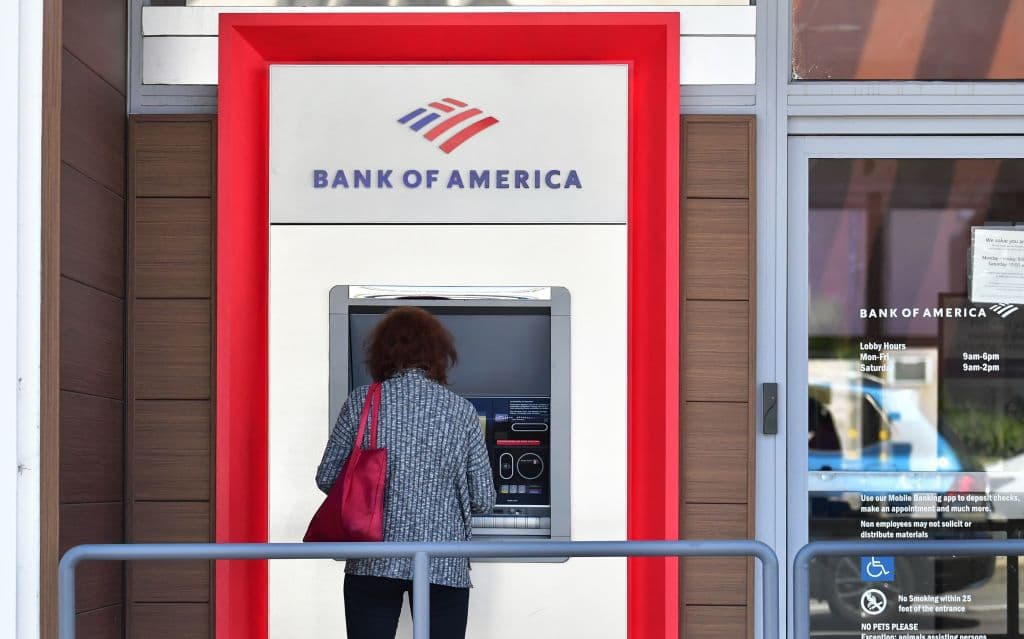 Los mejores datos en esta lista los ofrece Bank of America, que tiene un salario mínimo de
<b> $21 por hora y espera alcanzar los $25</b> en 2025.
<br>