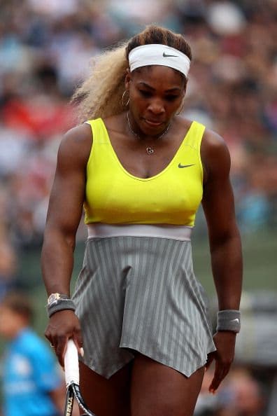 La tenista Serena Williams de Estados Unidos reacciona durante un partido de individuales de mujeres contra Garbine Muguruza de España.