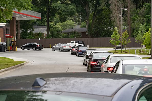 Largas filas de vehículos esperando para abastecerse de combustible han sido filmadas en numerosas zonas del país mientras miles de usuarios esperan que Colonial, la empresa que opera el ducto afectado por el ciberataque, informe la fecha para reanudar el bombeo de esta red que abastece el 45% del consumo en la Costa Este.
<br>