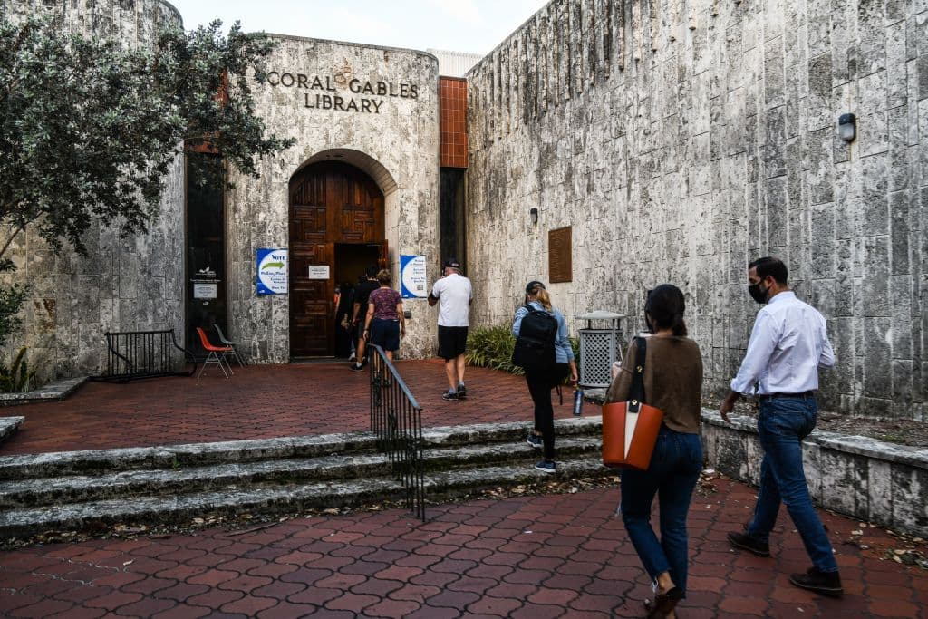 Uno de los estados clave y que puede marcar el rumbo de estas elecciones es Florida, donde las encuestas le dan un estrecho margen a Joe Biden sobre Donald Trump. Así votan esta mañana los electores de Coral Gables, en Miami.