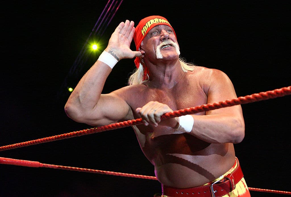 <b>El rostro de la lucha libre en los 80. </b>Hulk Hogan fue mucho más que un luchador: fue la figura que llevó a la WWE (entonces WWF) al estrellato global. Su imagen con la camiseta amarilla y la música de “Real American” definió una era y convirtió la lucha libre en espectáculo de masas en Estados Unidos y a nivel mundial.