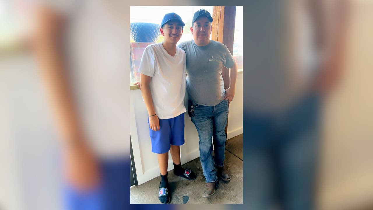 Jacob Cuéllar sonríe al lado de su padre en una fotografía que guarda un momento de alegría.