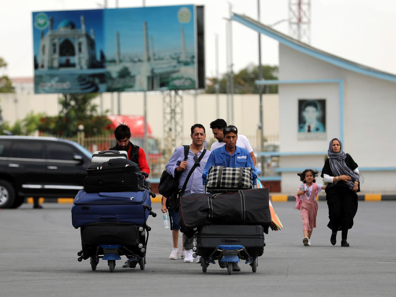 Personas en camino al aeropuerto con maletas, con la esperanza de tomar un vuelo para abandonar Afganistán. En la pista permanecen algunos aviones programados para la evacuación de extranjeros, pero las aerolíneas comerciales están evitando el espacio aéreo afgano.
<br>