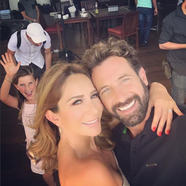 Presumen su relación en las redes sociales cada vez que pueden y sus hijas son las más contentas.