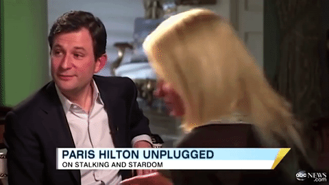 Cuando el conductor de 'Good Morning America' le preguntó a Paris si se le estaba pasando su momento de fama, la heredera del imperio hotelero se levantó de su silla y dejó la entrevista. Poco después, Paris se acercó a su publicista y le pidió que no se usara nada de ese material lo cual no logró impedir. Luego, ya más calmada, Paris retomó la entrevista.