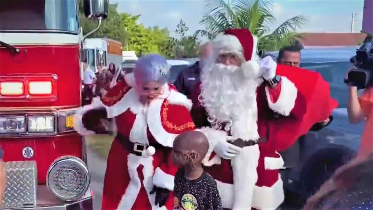 Bomberos sorprenden con la visita de Santa a un niño que sufrió quemaduras y perdió a su mamá en incendio