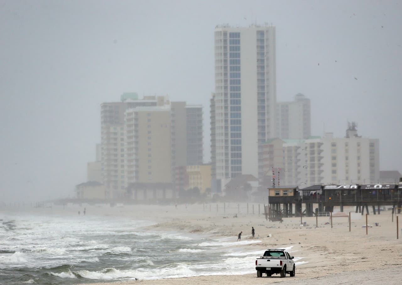 <b>9. Gulf Shores, Alabama (30.79)</b>
<br> 
<br>Una de las historias de ataques de tiburón más brutales de Alabama ocurrió aquí
<b>. </b>En junio de 2000, dos hombres que entrenaban para un triatlón fueron atacados por un tiburón mientras nadaban. Chuck Anderson perdió el brazo derecho por encima del codo y Richard Watley sufrió mordeduras en el brazo y la cadera. La policía cerró unas 30 millas
<b> </b>de playa. Era el primer ataque no provocado confirmado en aguas de Alabama en casi 25 años.
<br>
<br>Pero también ha sido noticia por la devastación sufrida por el paso de huracanes. Sally tocó tierra directamente en Gulf Shores en septiembre de 2020 como categoría 2, con vientos sostenidos de 105 mph. También sacudió el arenal la tormenta Karen en 2013, la fotografía muestra cómo se evacuó el lugar ante el riesgo de desastre el 6 de octubre de 2013.
<br>
<br>