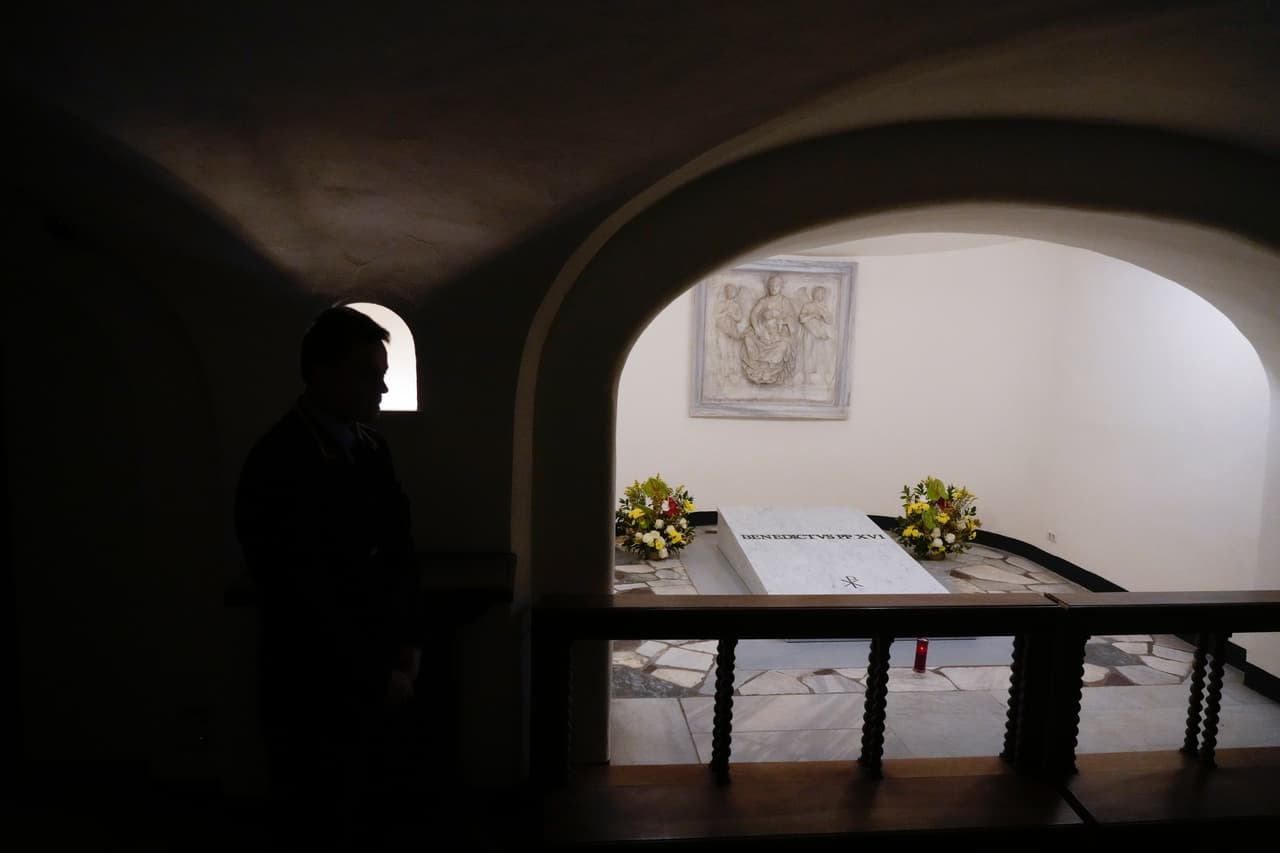 El Pontífice fue sepultado el 5 de enero, inmediatamente después de un 
<a href="https://www.univision.com/noticias/religion/papa-benedicto-xvi-funeral-joseph-ratzinger-vaticano" target="_blank">funeral en la Plaza de San Pedro</a>. La tumba de Benedicto se encuentra en las grutas ubicadas bajo el piso principal del recinto.