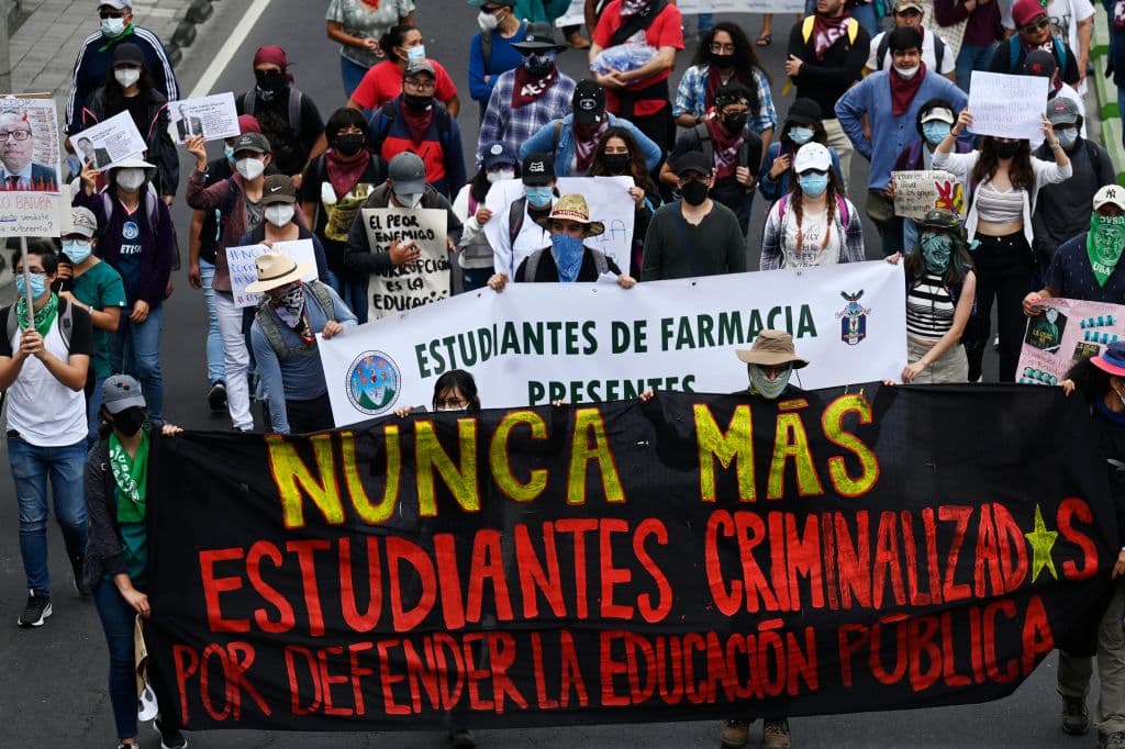 Una
<a href="https://www.univision.com/noticias/america-latina/fuera-corruptos-protestan-guatemala-alto-costo-corrupcion-libertad-expresion">gran manifestación volvió a congregar a centenares de personas</a> el jueves 11 de agosto en la capital de Guatemala, frente a las principales instituciones de la nación. Centenares de ciudadanos, sobre todo campesinos y universitarios, protestaron
<b>contra la corrupción,</b> el
<a href="https://www.univision.com/noticias/america-latina/periodista-jose-ruben-zamora-guatemala-sera-procesado">arresto del reconocido periodista José Rubén Zamora </a>y la gestión de la única universidad estatal, la San Carlos (USAC).