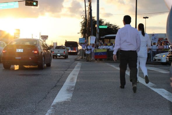A cantos y gritos pidieron paz y libertad en la calle Westheimer, una de las más transitadas de Houston. 