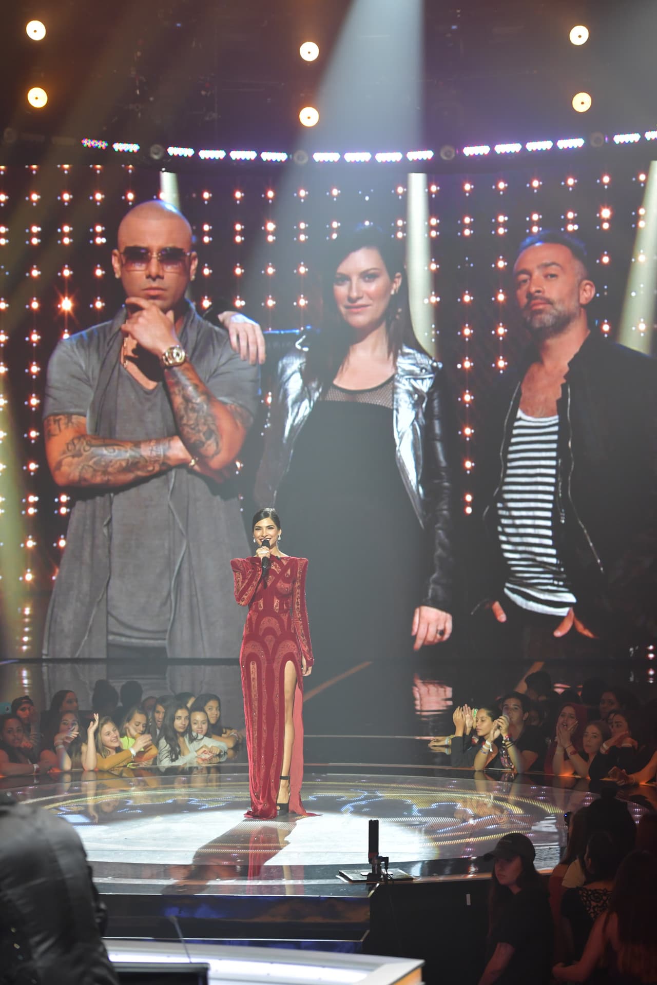 Con el jurado al fondo.