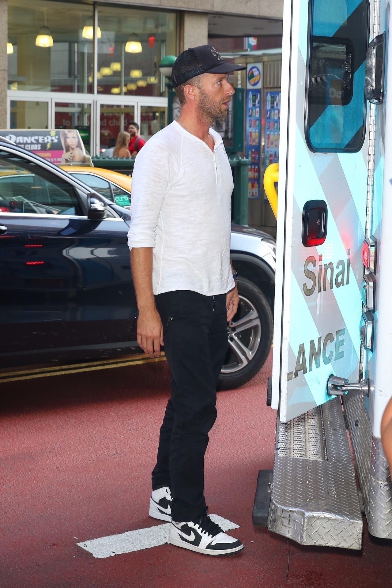 El cantante 
<b>Chris Martin </b>y la actriz 
<b>Dakota Johnson</b> se vieron involucrados esta semana en un accidente en el cual una mujer resultó lesionada.