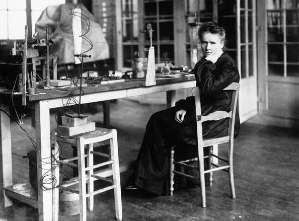 <b>Marie Curie, científica polaca, nacionalizada francesa y pionera en el campo de la radiactividad </b>fue la primera persona en recibir dos premios Nobel en distintas especialidades: Física y Química. En el mundo de la ciencia es considerada la primera revolucionaria en el marco de cómo entender desde una nueva perspectiva la química y la física como ciencias inseparables y como partes de fundamentos teóricos únicos.