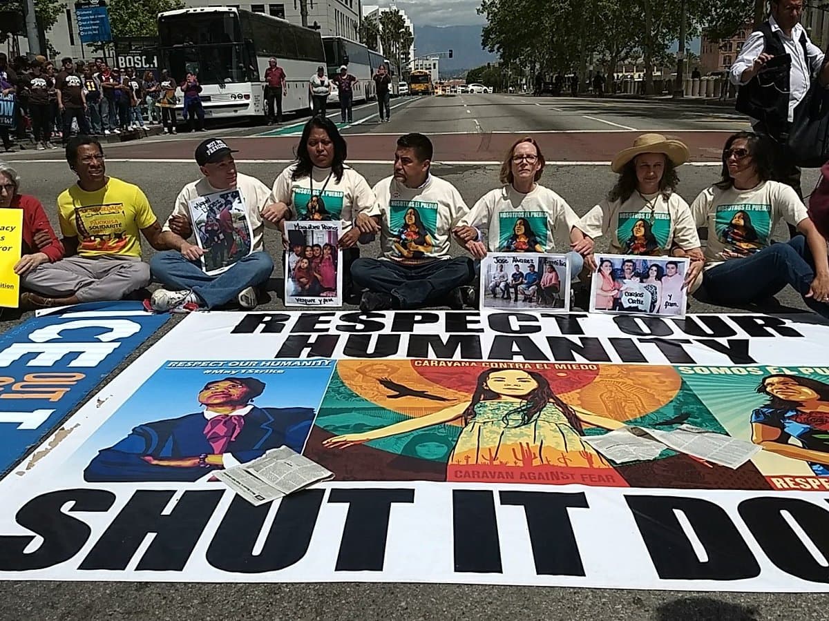 Ocho manifestantes fueron arrestados por bloquear una calle del centro de Los Ángeles.