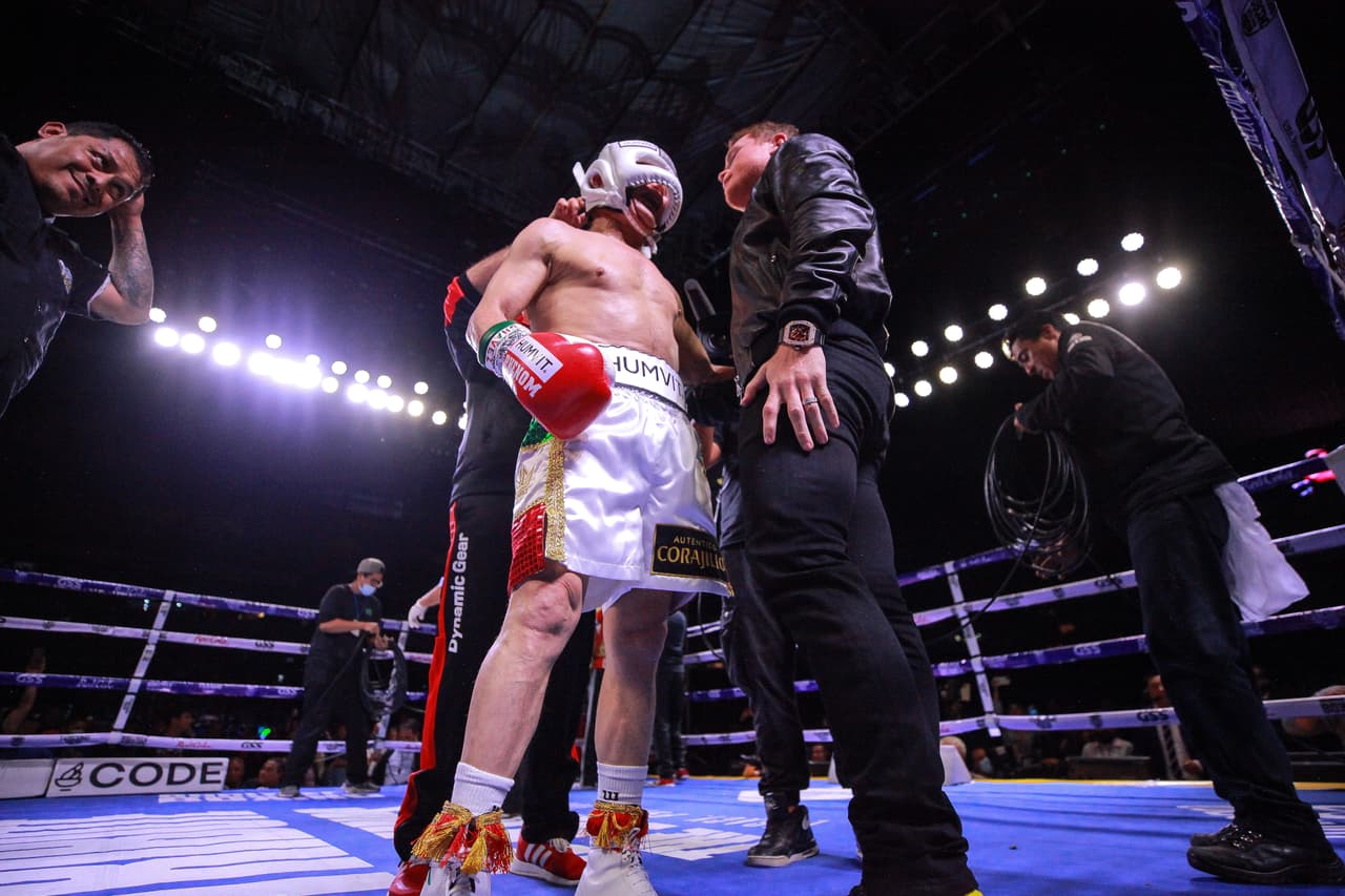 GUADALAJARA, MEXICO - JUNE 19: Julio Cesar Chavez (L) and Saul "Canelo" Alvarez (R) talk after a fight as part of the Tribute to the Kings at Jalisco Stadium on June 19, 2021 in Guadalajara, Mexico. (Photo by Manuel Velasquez/Getty Images)