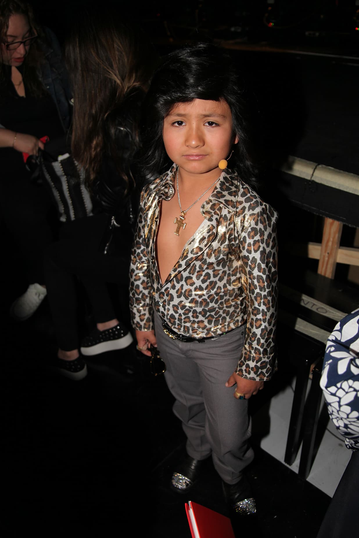 'Mini Albertano' vistió una camisa animal print, la llevó igual de abierta que el comediante. ¡Hasta llevó una tradicional cadena!