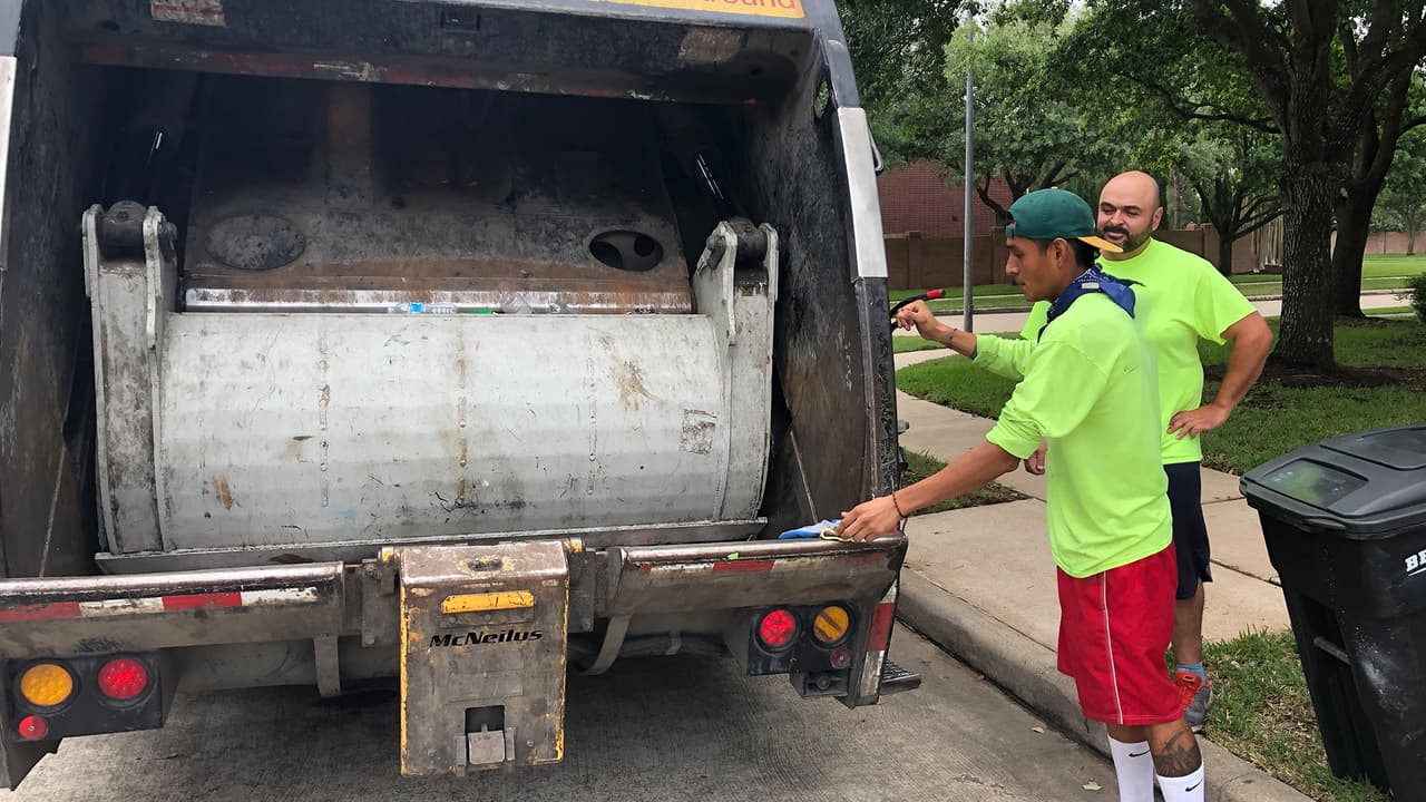 Arboleda indica que con su trabajo siente que esta ayudando a la comunidad a mantener las calles limpias, sin embargo, él cree que la gente no está poniendo de su parte.
<br>