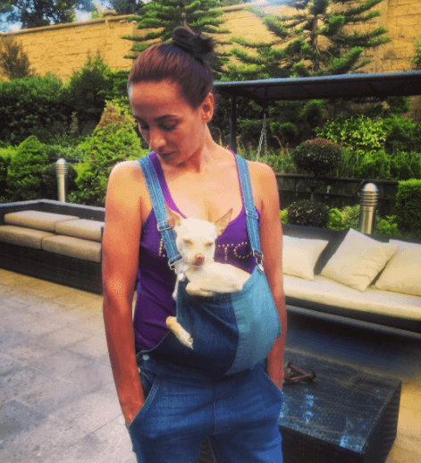 Consuelo Duval lleva a 'Toñita' a todos lados y la hace parte de su estilo en esta fotografía. Juntas son geniales.