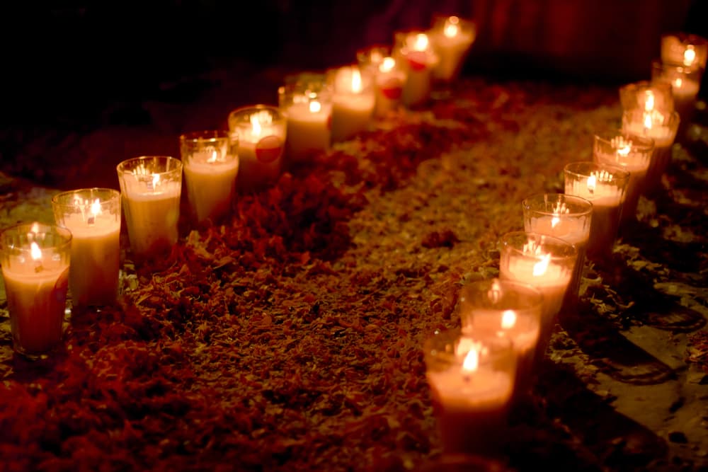 El camino a este recinto, nos cuenta Bernardino de Sahagún; era largo y peligroso: tenía nueve niveles verticales y descendientes. De él hablaremos en la continuación.