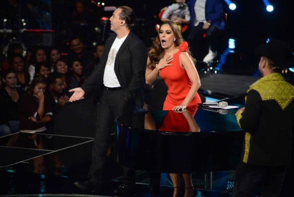 ¿Espinoza o Cristian? Ambos cantantes trataron de explicar cómo se seduce a una dama y dieron tremenda clase de consejos, los cuales aplicaron con la bella Galilea Montijo.